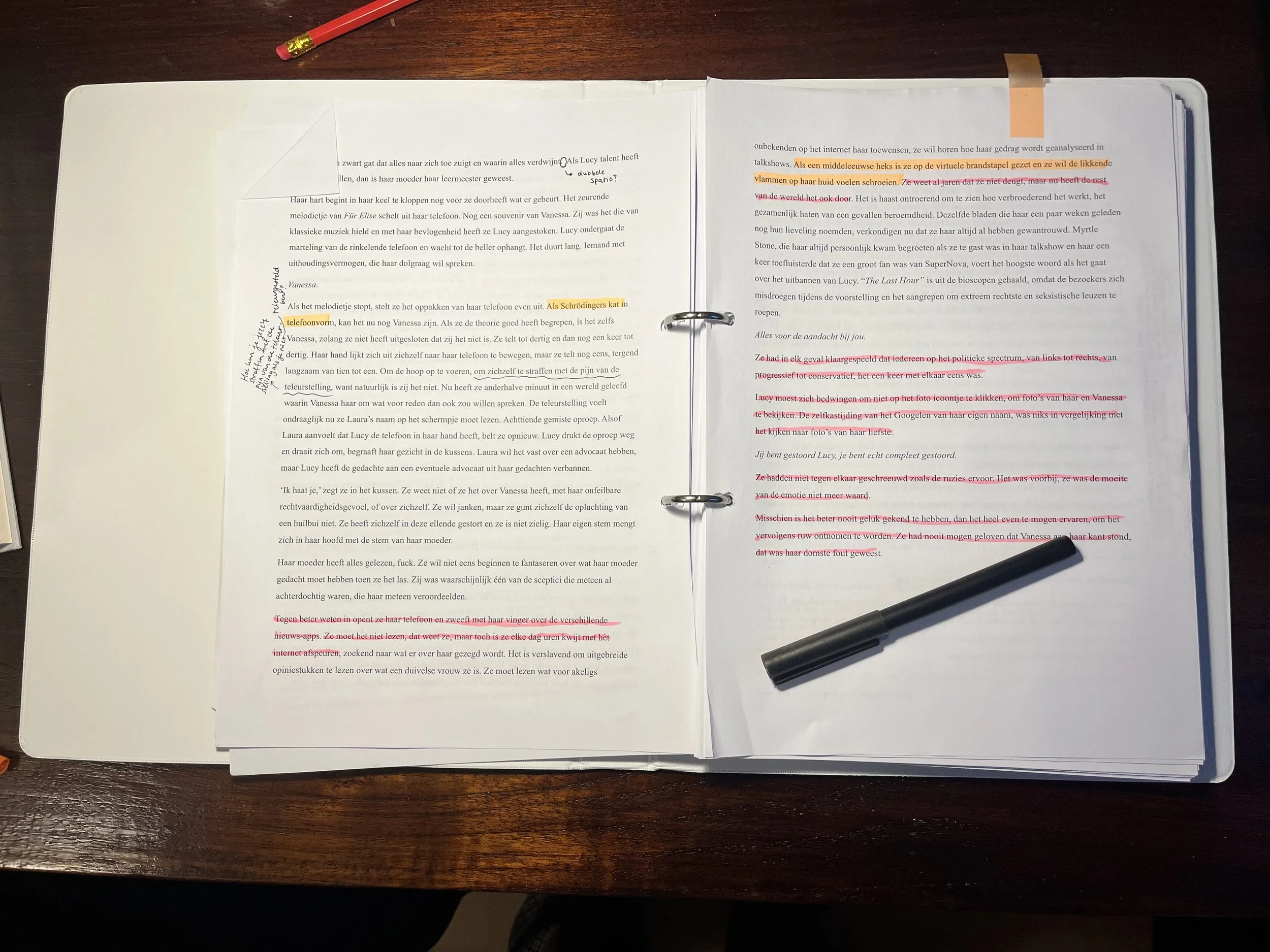 Een typoscript met aantekeningen