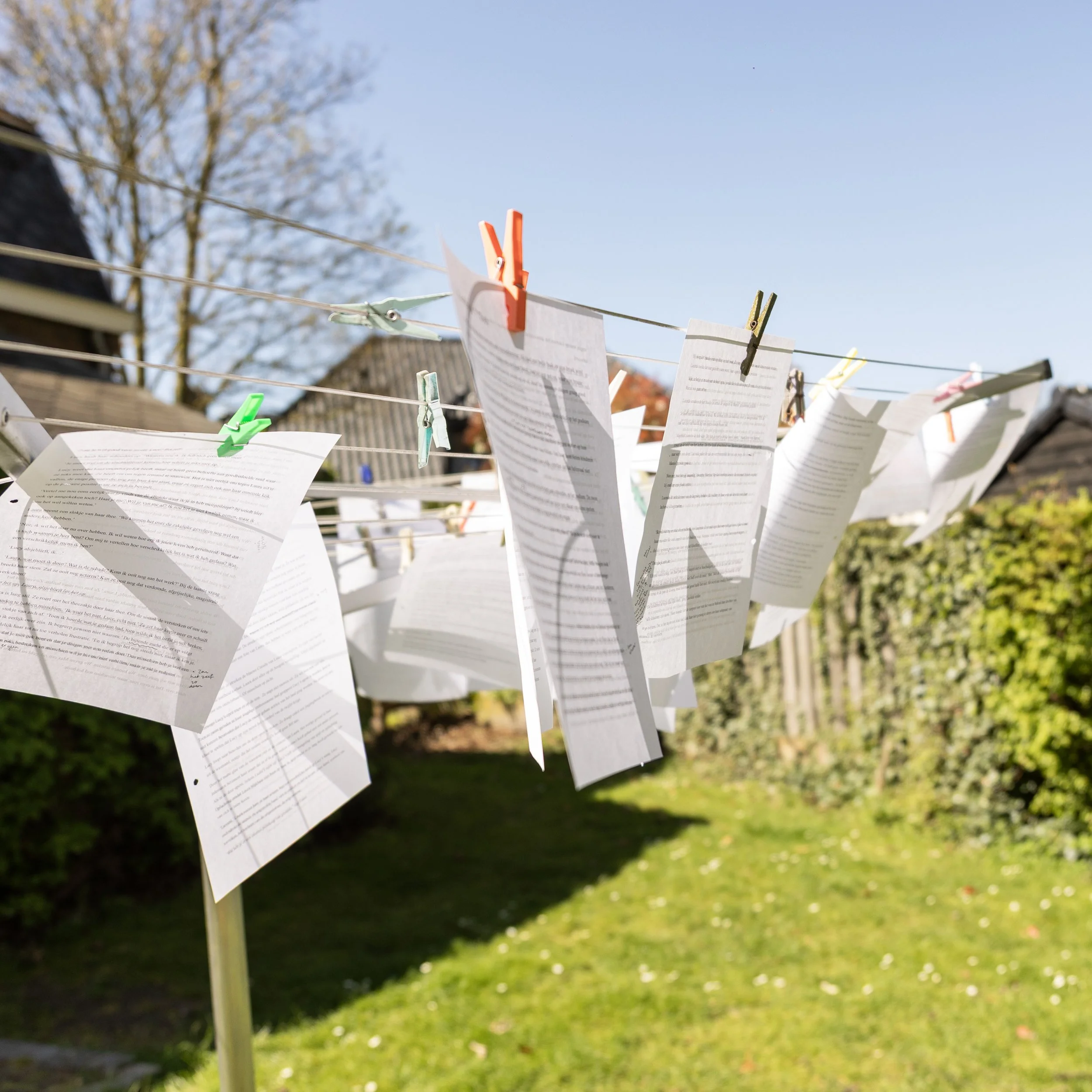 manuscript hangend in de wind