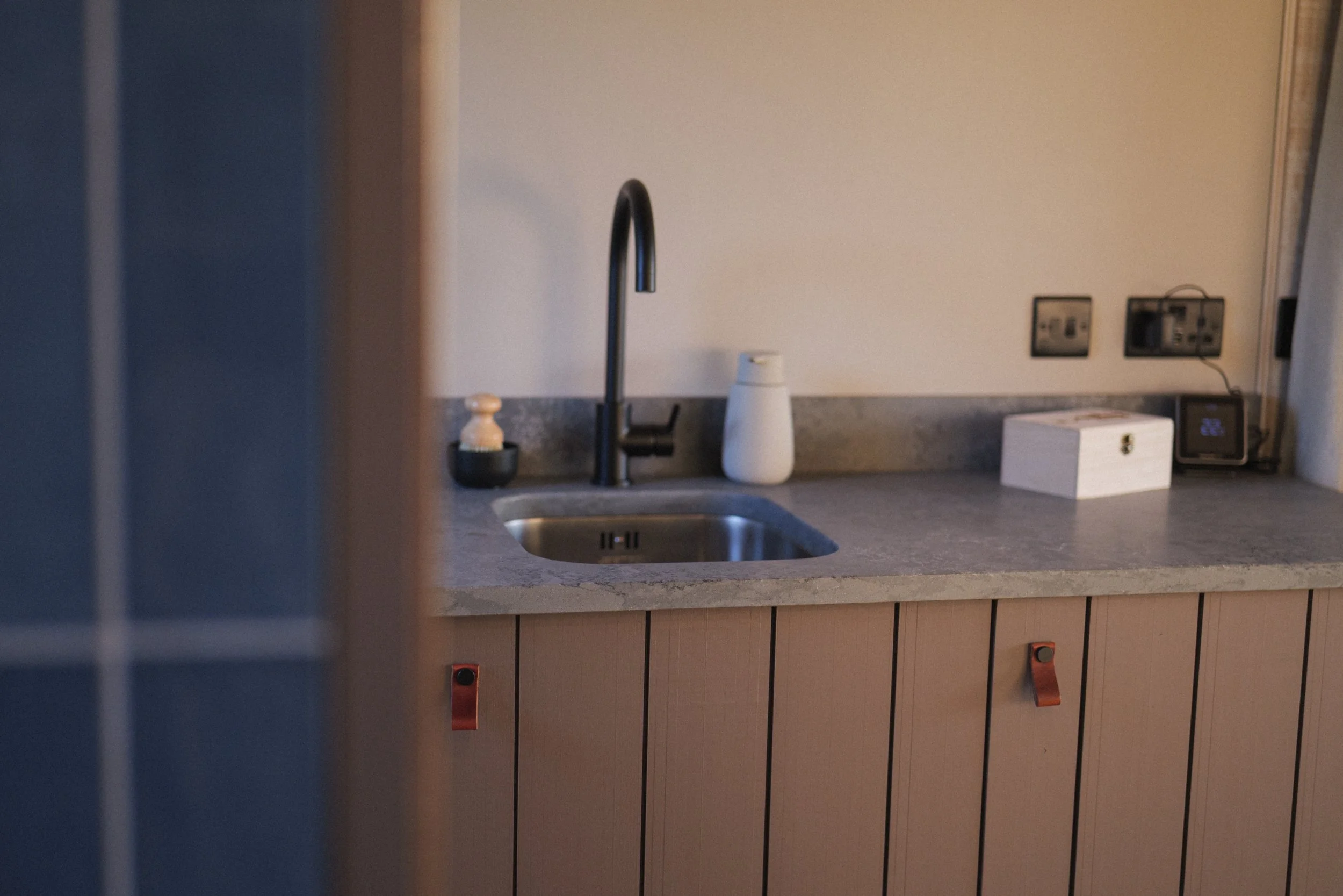 8- kitchen close.jpg