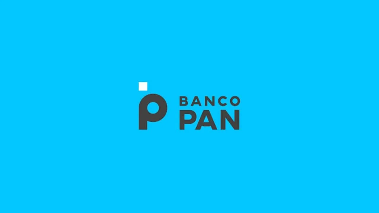 Logo do Banco Pan com fundo azul, símbolo circular preto com um quadrado branco acima, e texto 'BANCO PAN' ao lado.