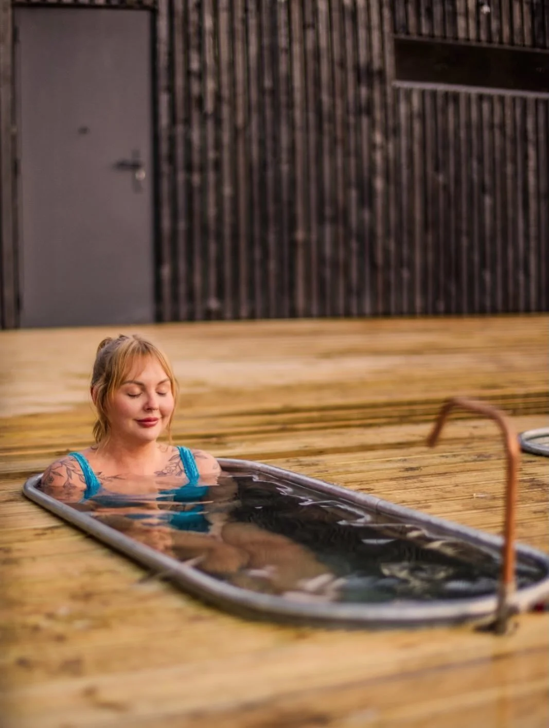 Our cold plunge tubs @theolddriftwellness are either full of laughter or complete calm, which is your preference? 

📷 by @babooshkadesign 

#wales #sauna #contrasttherapy #coldbath #community