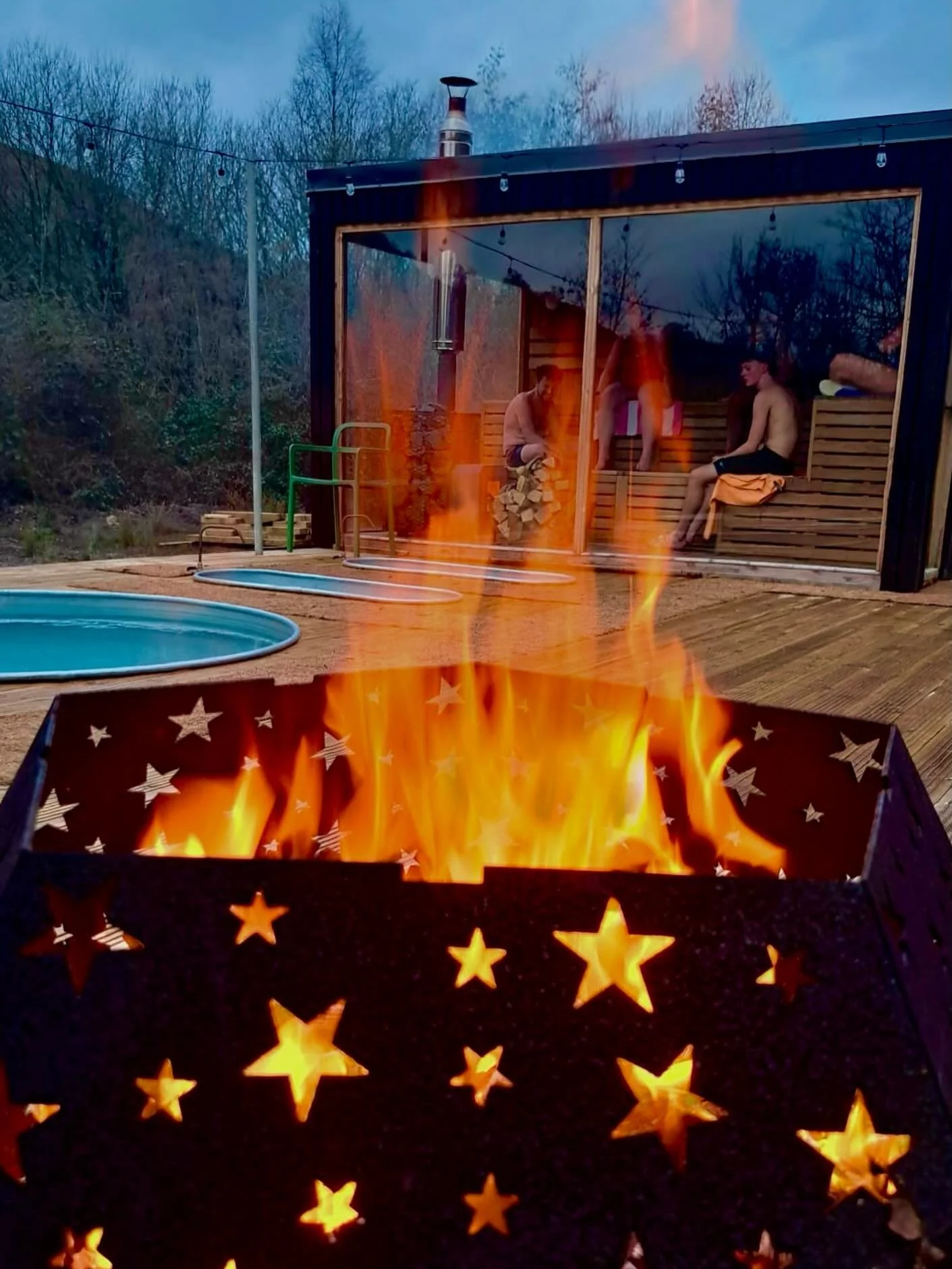 Fire and feast night hosted by @pias_wales at the old drift is under way! 

📷 by @juliewilkins4 

#mentalhealth #sauna #contrasttherapy #currynight #coldbath