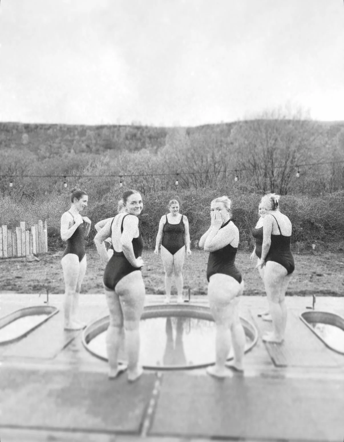 The anticipation of getting into the cold together brings smiles, laughter and sometimes screams and we love that you are all pushing yourselves out of your comfort zone and doing it together x 

📷 by @bobbipearl with @ffionwilde_pt 

#sauna #contra