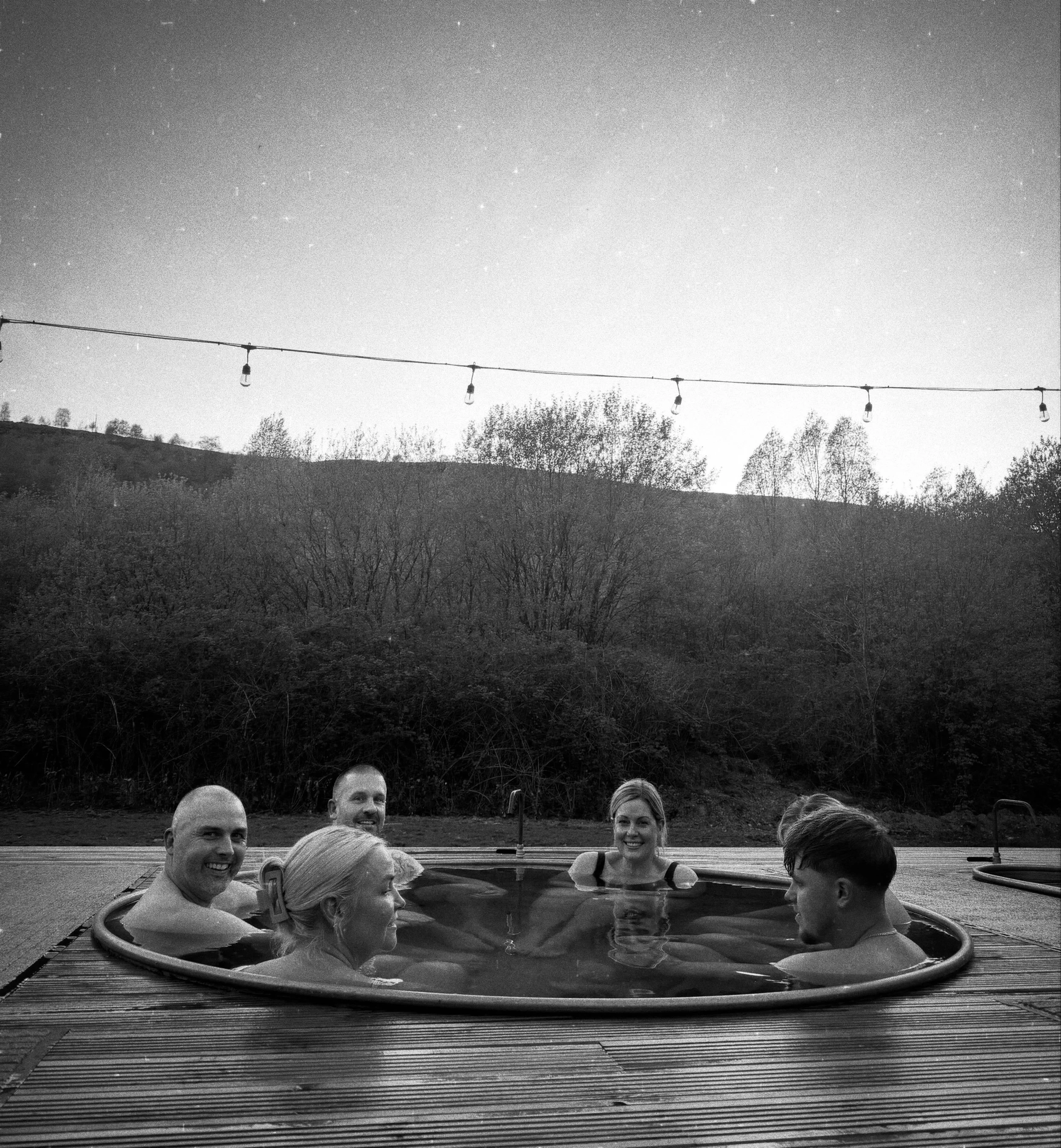 A family get together and bonding in our big round tub @theolddriftwellness 

Private sessions are &pound;120 great for birthdays, catchups, celebrations or just some alone time x

📷 by @bobbipearl 

#contrasttherapy #sauna #wales #mentalhealth #com