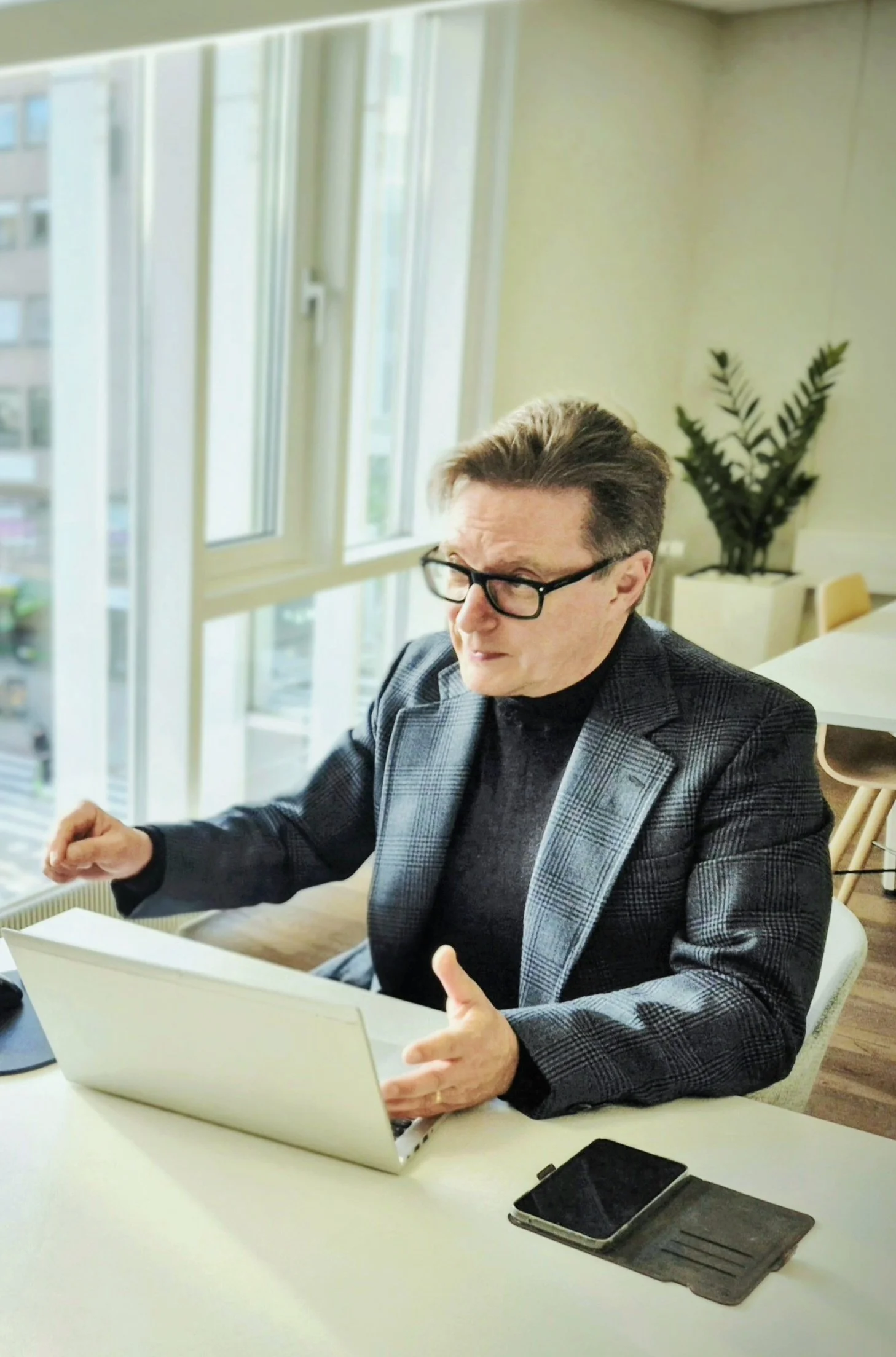 Lakimies neuvottelee asiakkaan kanssa – Lakitoimisto LakiLähde Oy