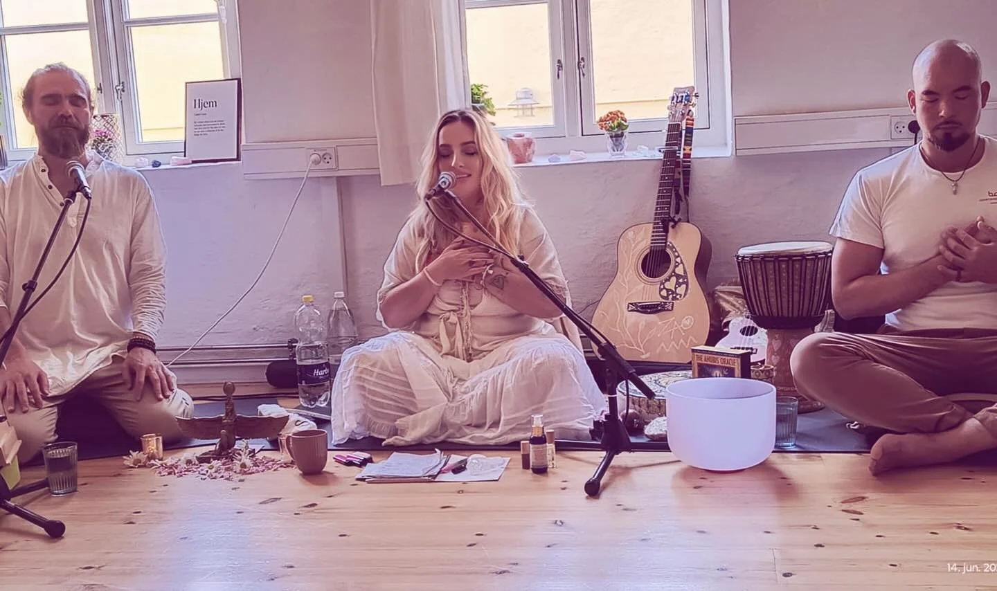 Af hjertet tak til mine 2 elskede sj&aelig;lebr&oslash;dre @madswaehrens &amp; @dantaki for at holde s&aring; smukt &amp; magisk et space sammen med mig i dag i @hjerterum_aarhus 🩷🩷 I er bare guld v&aelig;rd 💛💛