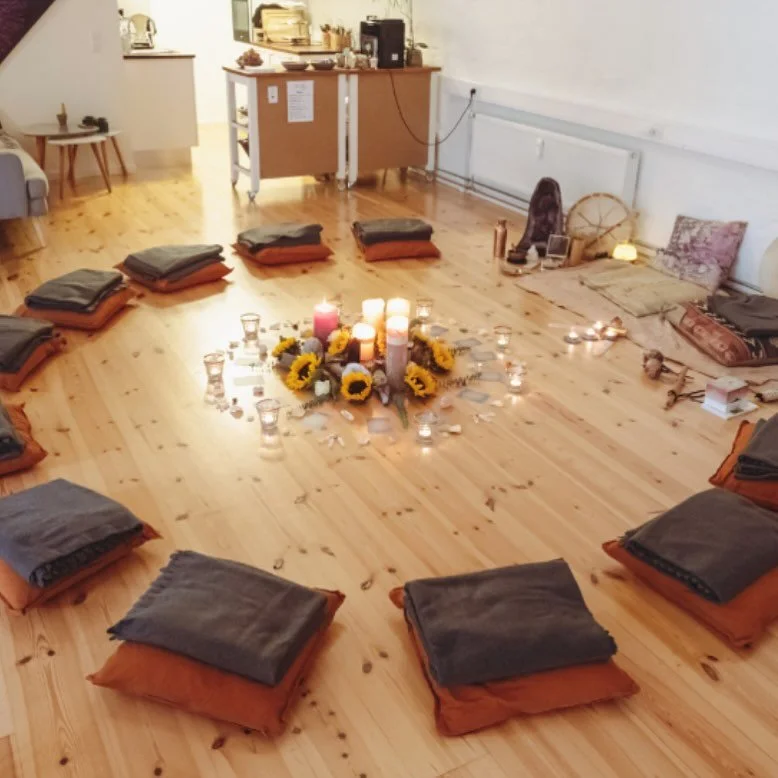 S&aring; er vi allerede en dejlig cirkel p&aring; 11 smukke hjerter til vores K&aelig;rlighedskoncert i @hjerterum_aarhus i dag kl 17-19 🩷 - der er lige et par pladser tilbage, hvis du m&aelig;rker et kald om at v&aelig;re med 🥰 @madswaehrens https