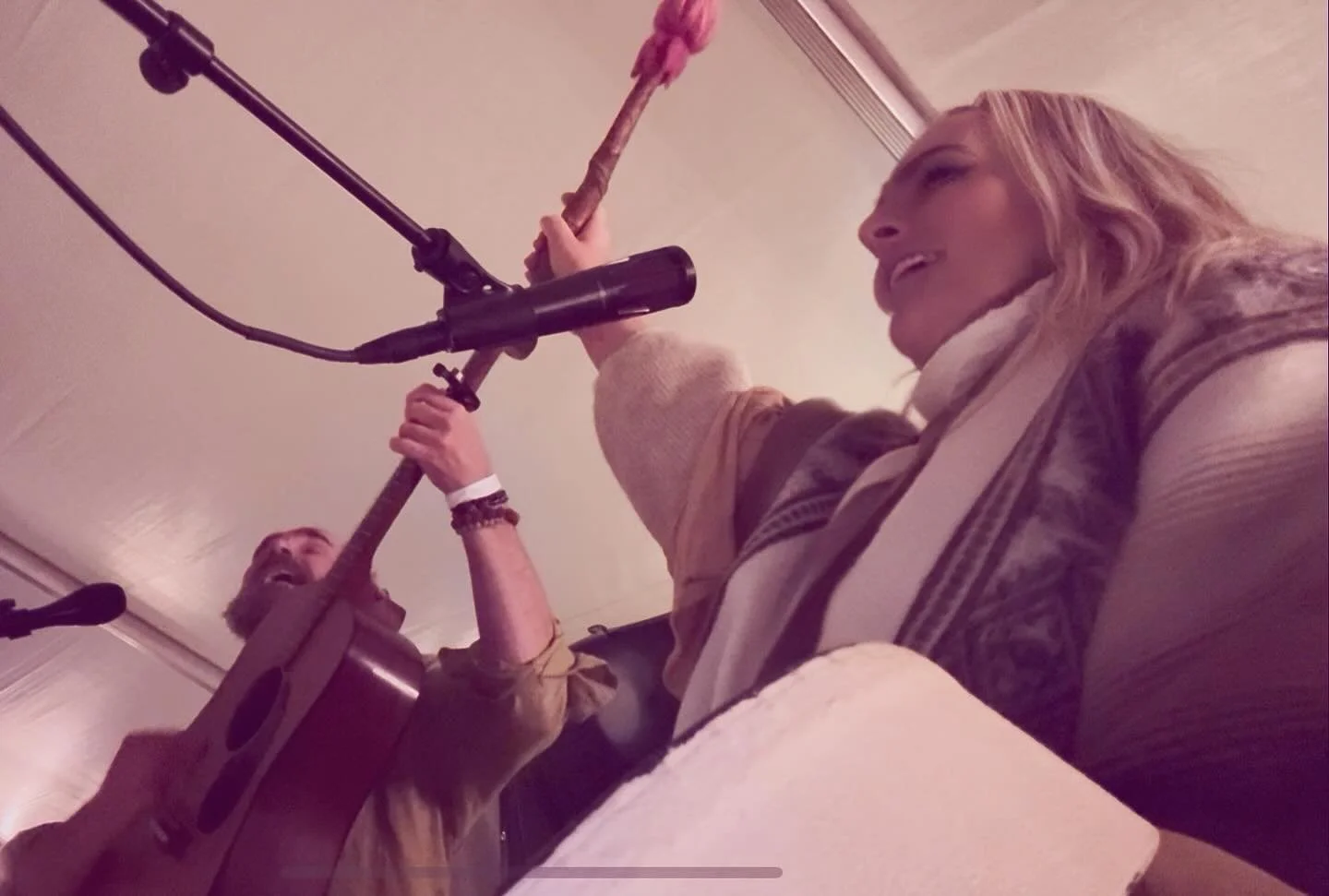 Elsker det her billede fra vores afsluttende extranumner KALIMA til @livetsvibration_festival 2025 🪷🩷✨ tak @madswaehrens