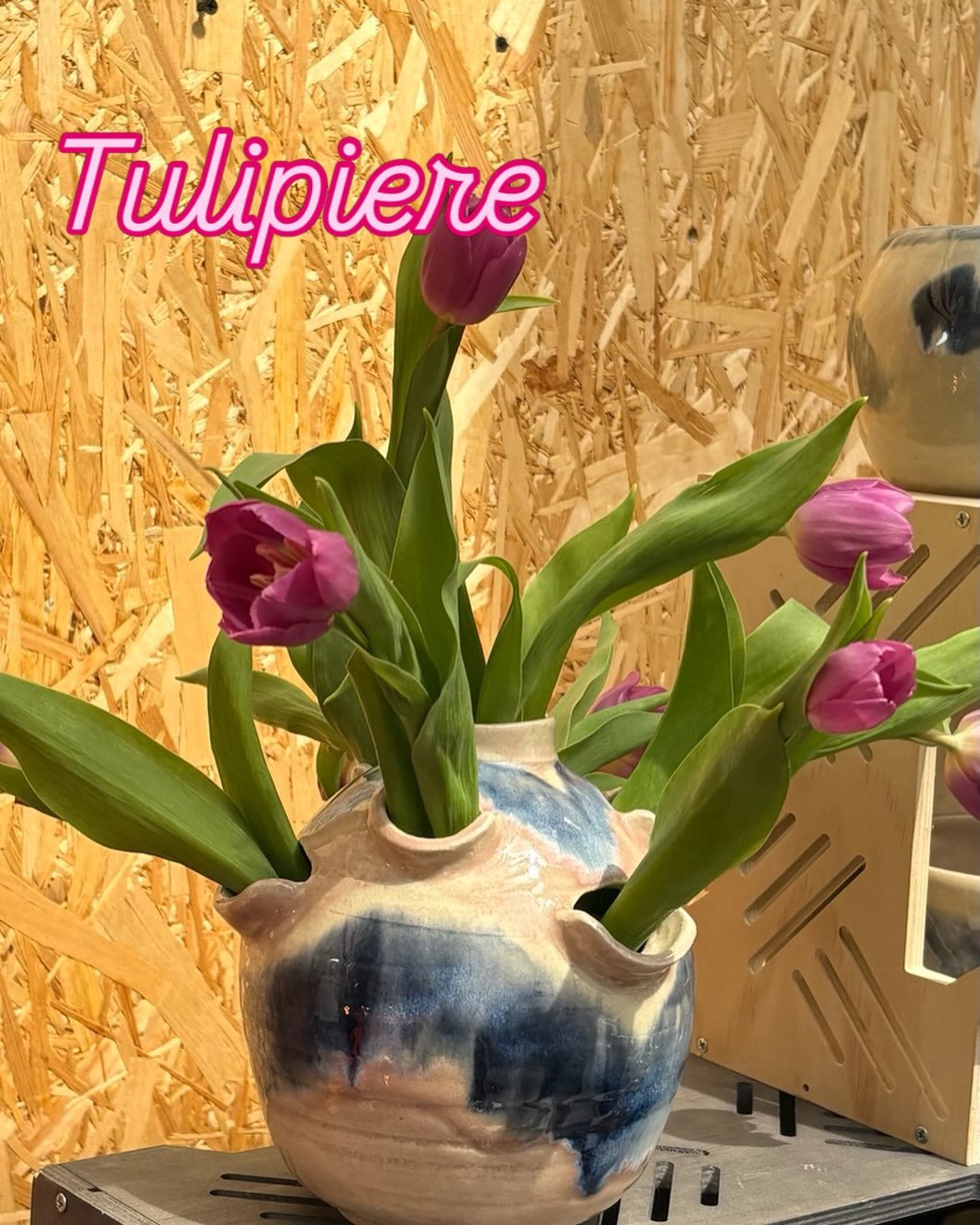 Come on who doesn&rsquo;t love a tulip!

@go.east.vintage 
@hackneydepot 

Find this and other true vintage lovelies craftpropstylist, @flohilljenkins, @lottsalove, @chota_bazaar, @ryanandwestover, @braz.englory5, @vintagegemslondon, @lights.and.fing