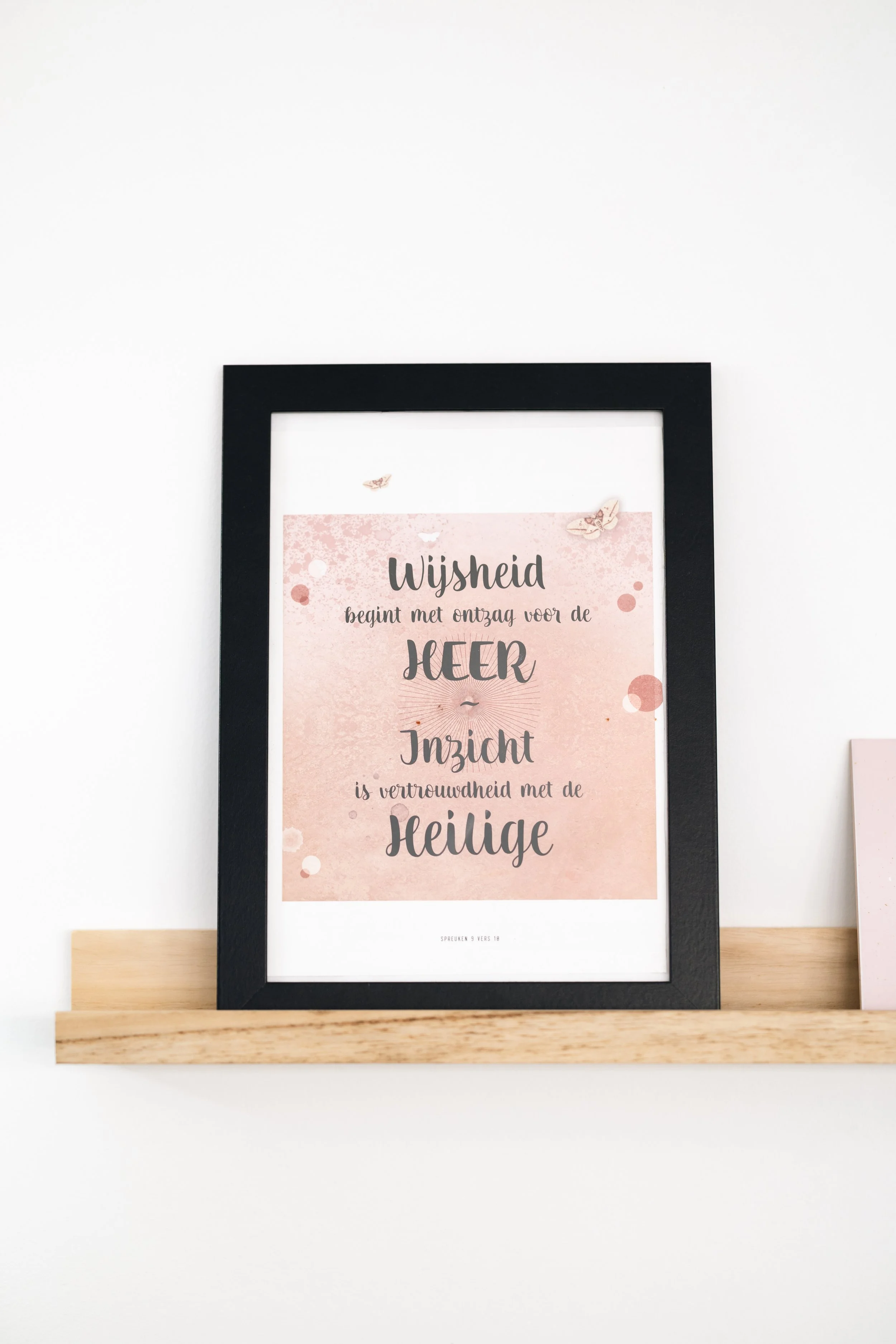 Wijsheid begint met ontzag voor de Heer. Inzicht is vertrouwdheid met de Heilige. Quote bijbeltekst ingelijst. Groei & bloei coaching Corrie van Zwol