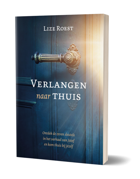 Boek met een blauwe deur en een gouden deurknop als cover, titel 'Verlangen naar Thuis' door Lize Roest.
