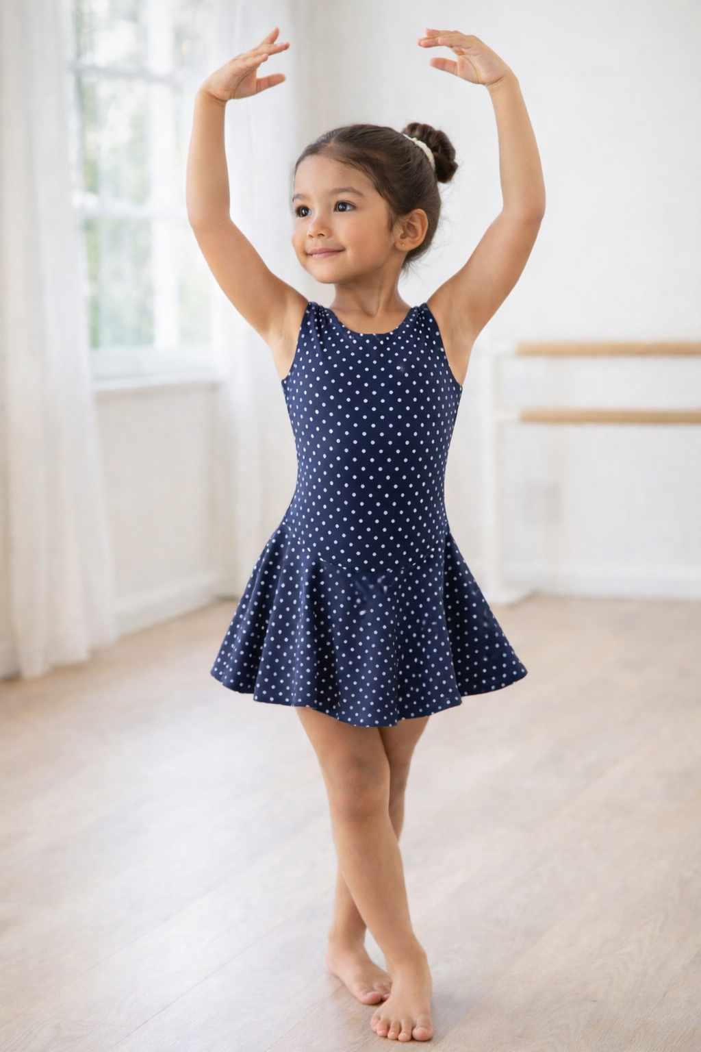 sleeveless blue dot leo.png