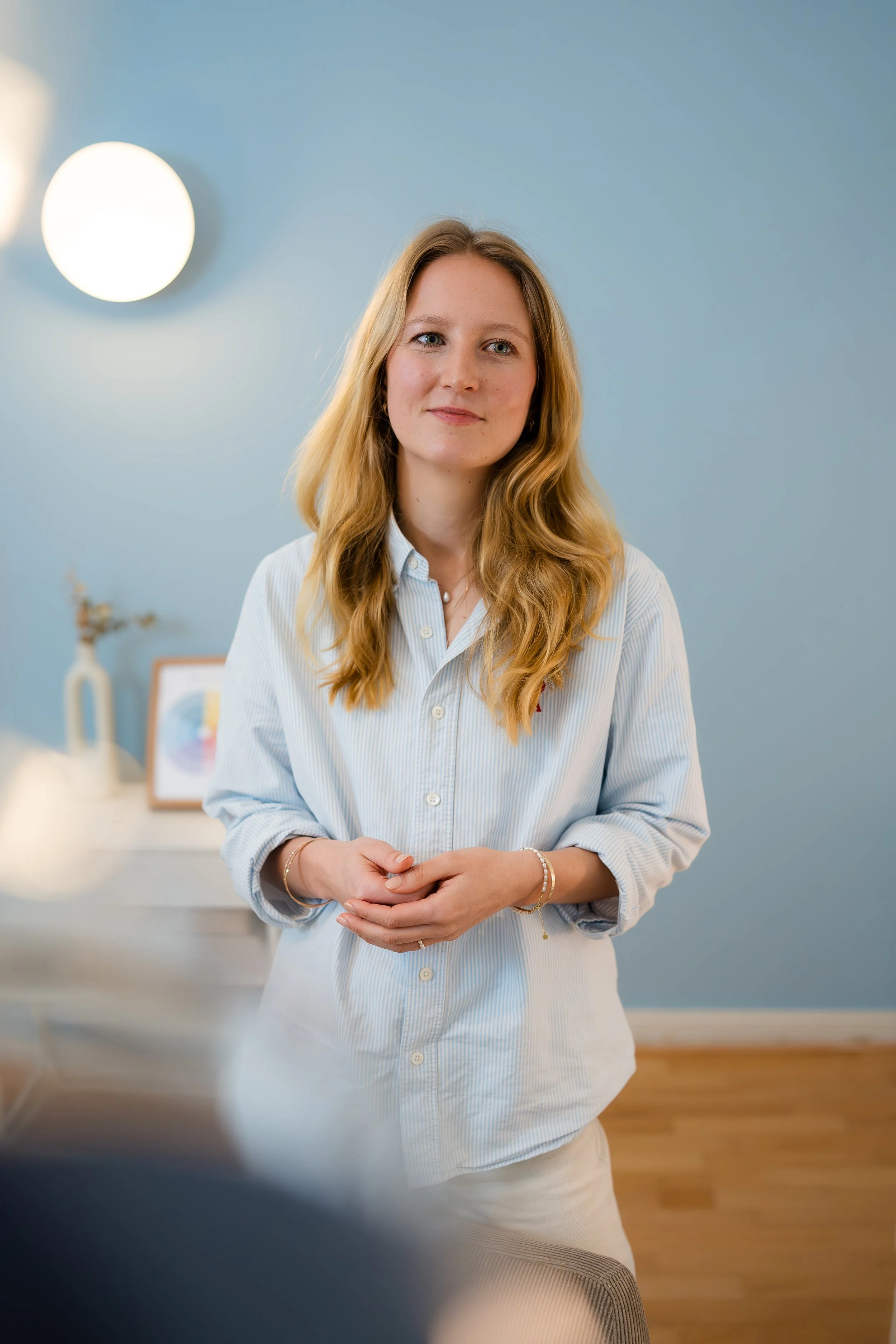 Zu sehen ist eine Paartherapeutin in Ihrer Praxis für Paartherapie in Düsseldorf.