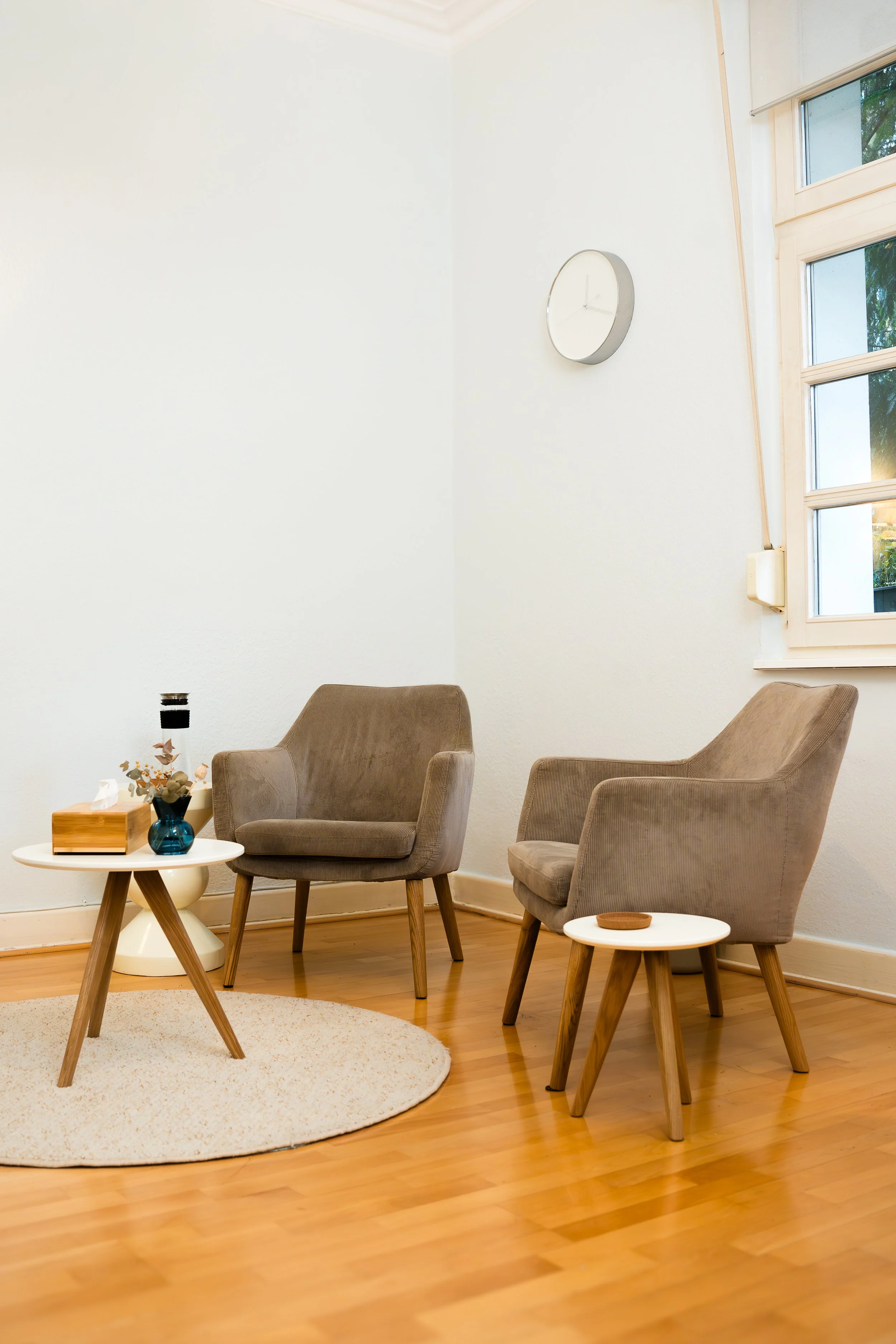 Zu sehen sind zwei Stühle in der Praxis für Paartherapie und Paarberatung in Düsseldorf.