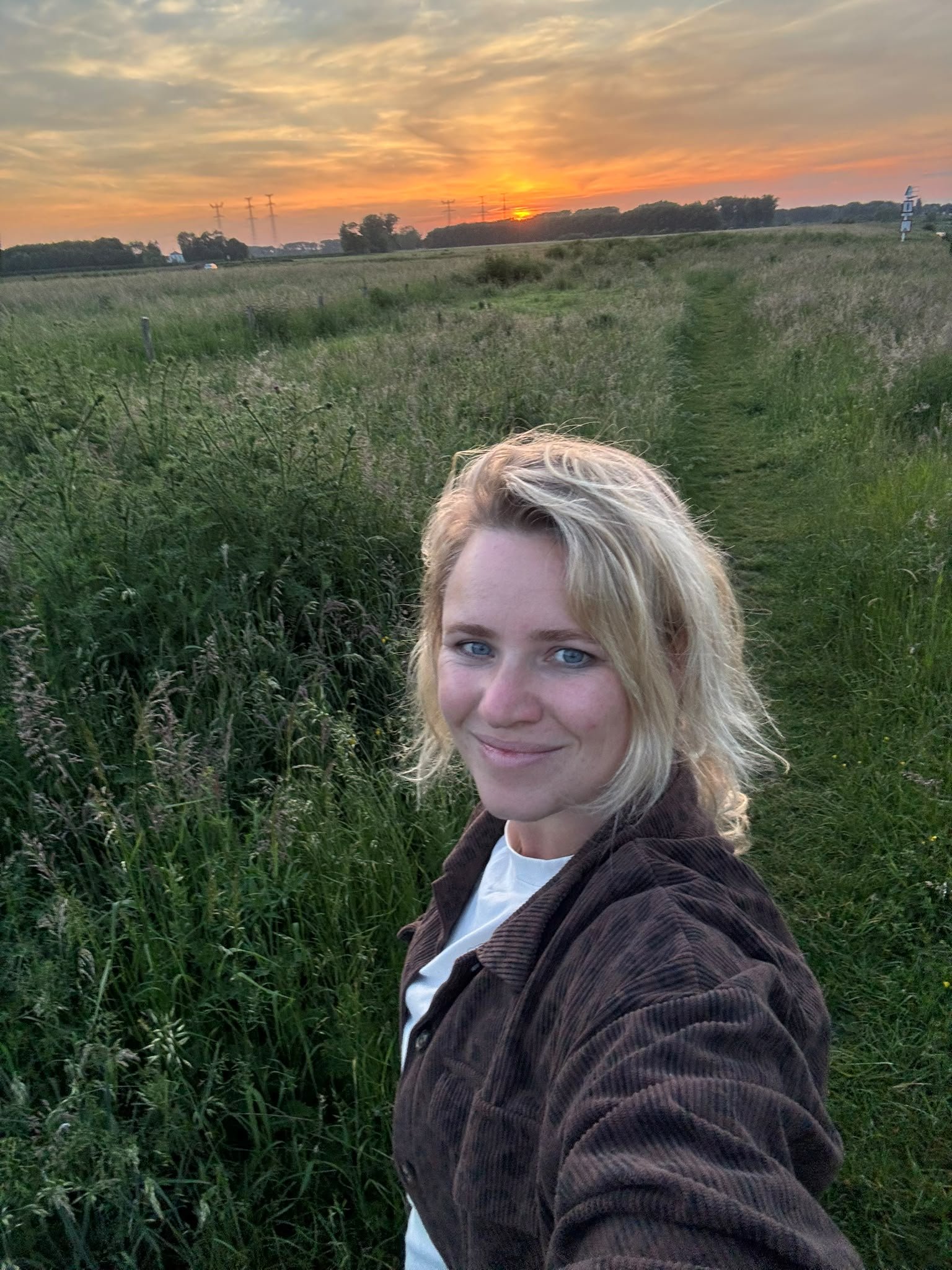 Britt Jochems tijdens een sessie in de natuur bij Rooted & Rise in Linne.