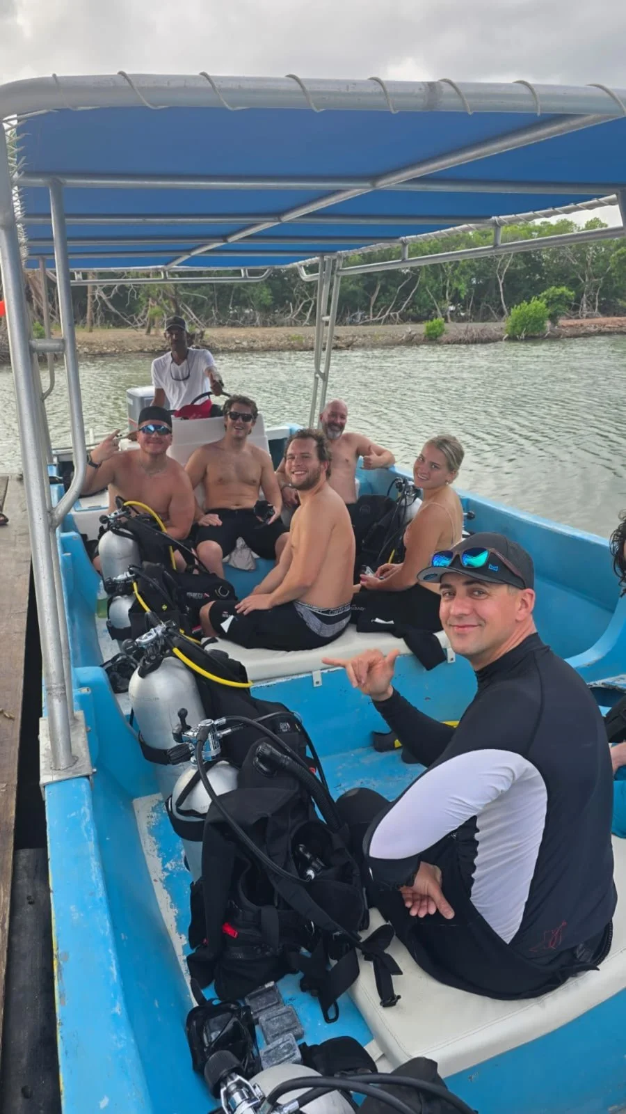 06_divers-on-the-boat-roatan.jpg