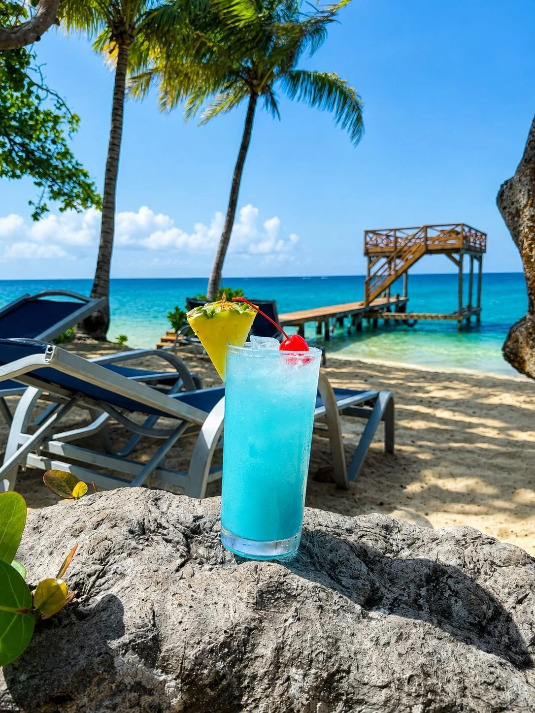15_blue-cocktail-beach-bar-camp-bay-roatan.jpg