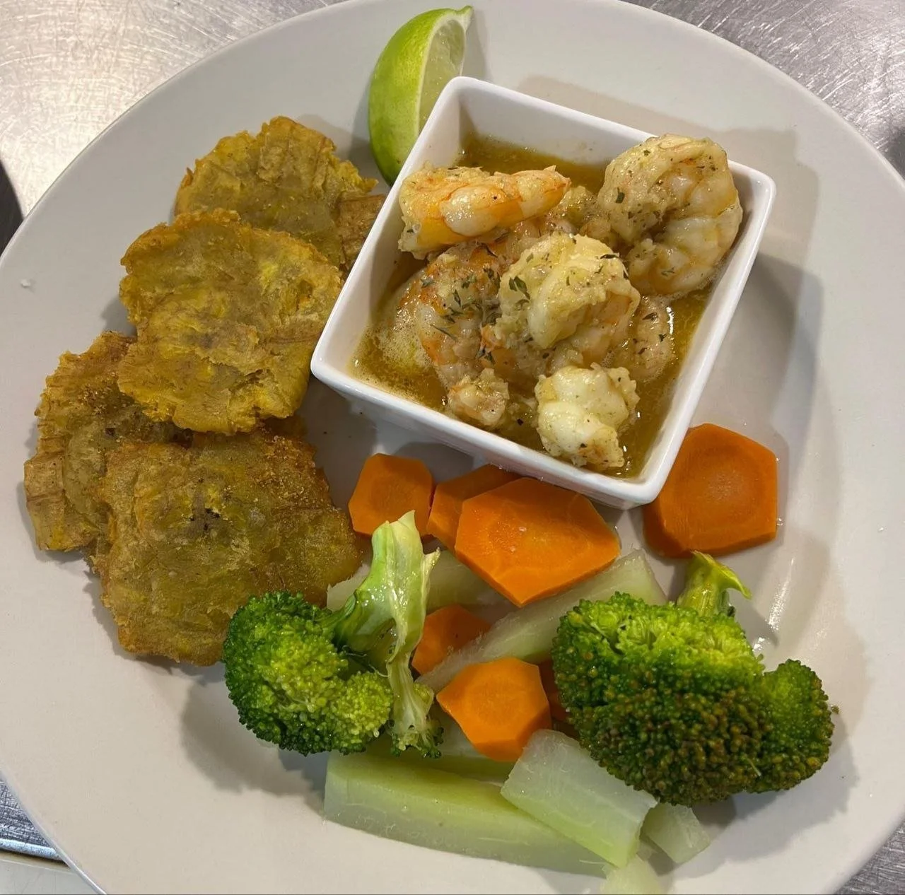 18_garlic-shrimp-with-tostones-camp-bay-roatan.jpg