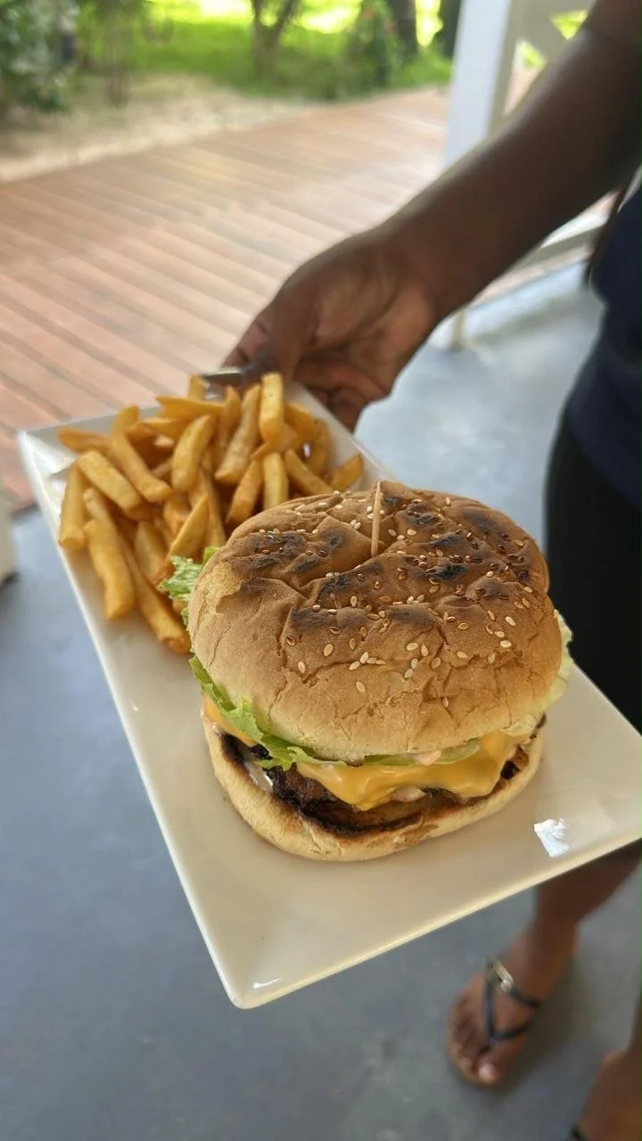 17_burger-and-fries-camp-bay-roatan.jpg