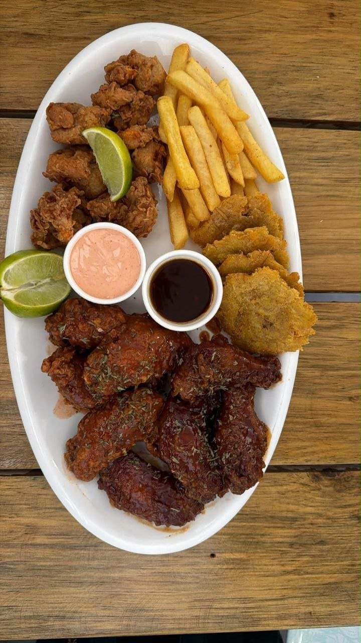 21_chicken-wings-and-fries-camp-bay-roatan.jpg