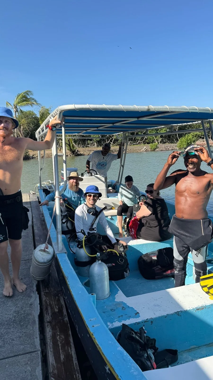 04_dive-boat-camp-bay-roatan.jpg
