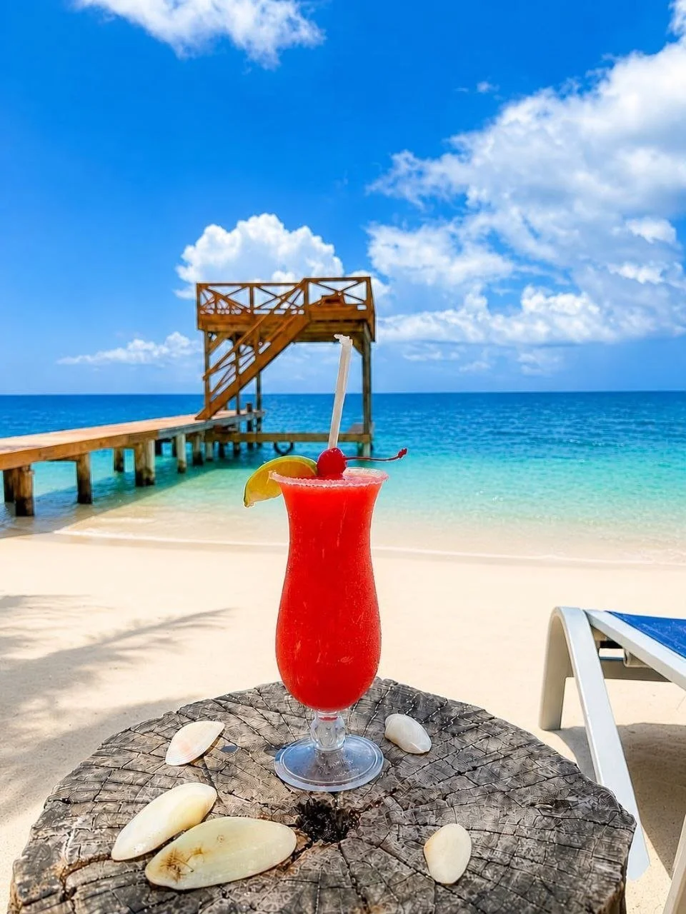 03_hurricane-cocktail-on-the-beach-camp-bay-roatan.jpg