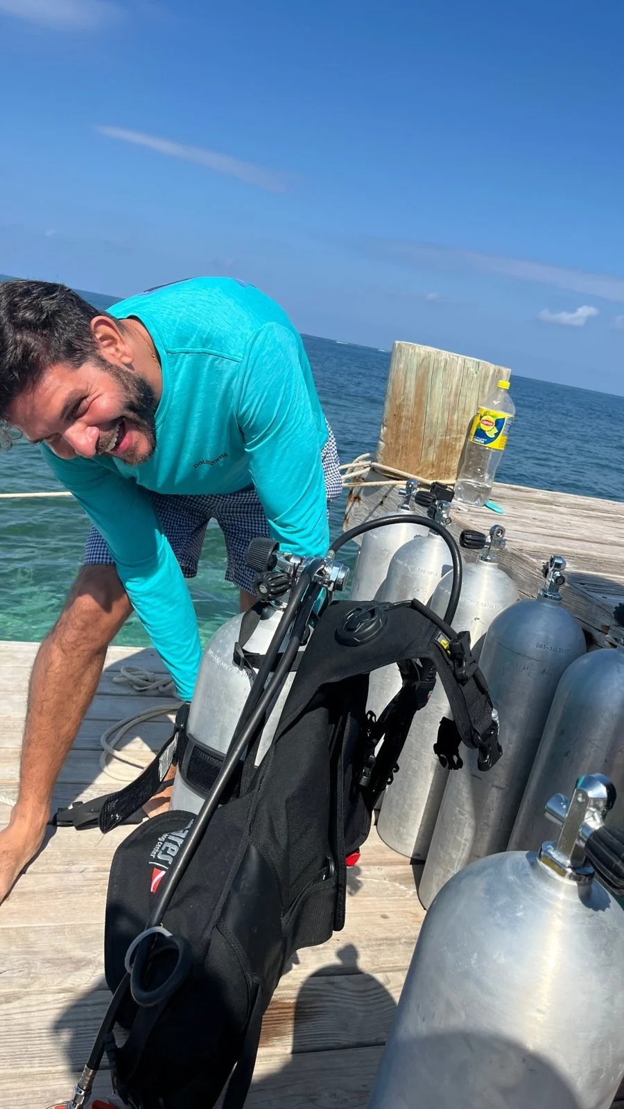 05_dive-gear-prep-roatan.jpg