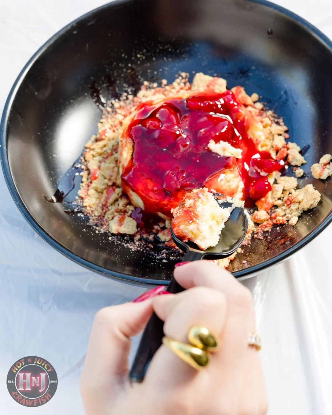 Don't sleep on Hot N Juicy desserts! Our last course can get messy too &ndash; try our Basque Cheesecake topped with strawberry, powdered sugar, or chocolate and caramel. 🤤 #HNJ #SweetEndings

📷: @danagibbonsphotography @westgateaz