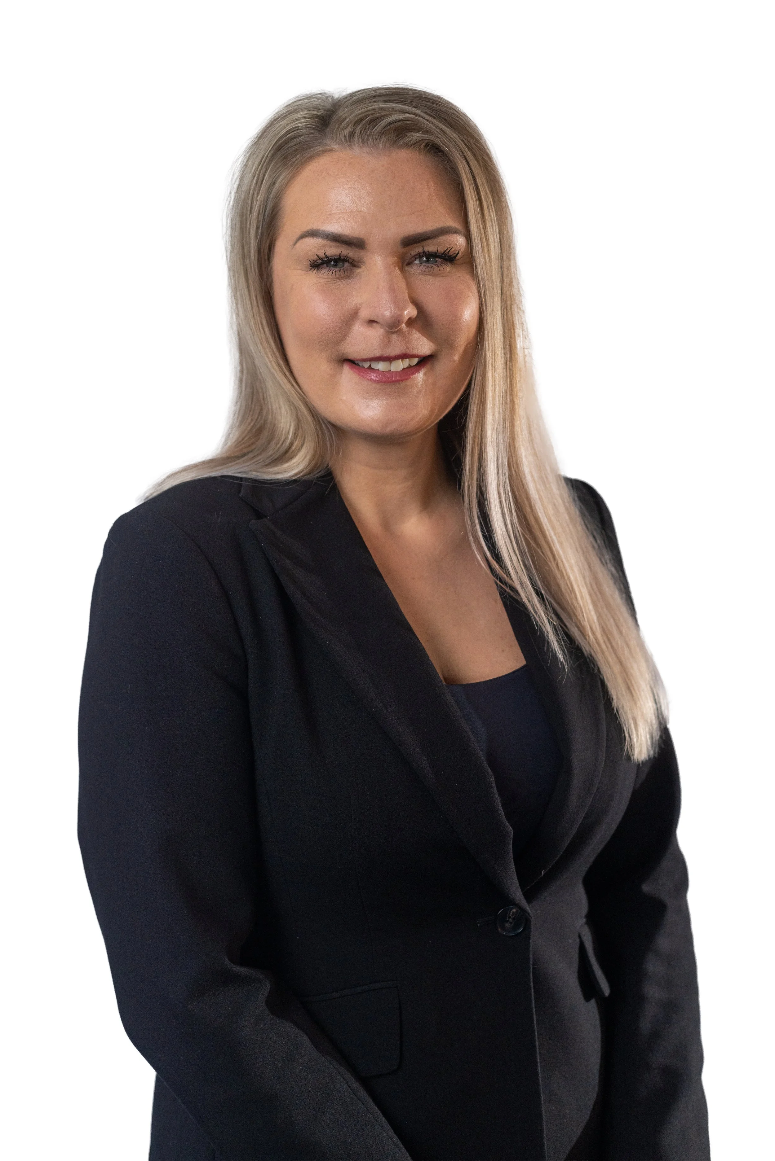 Professionel kvinde med blond hår i sort blazer, smilende mod neutral baggrund.