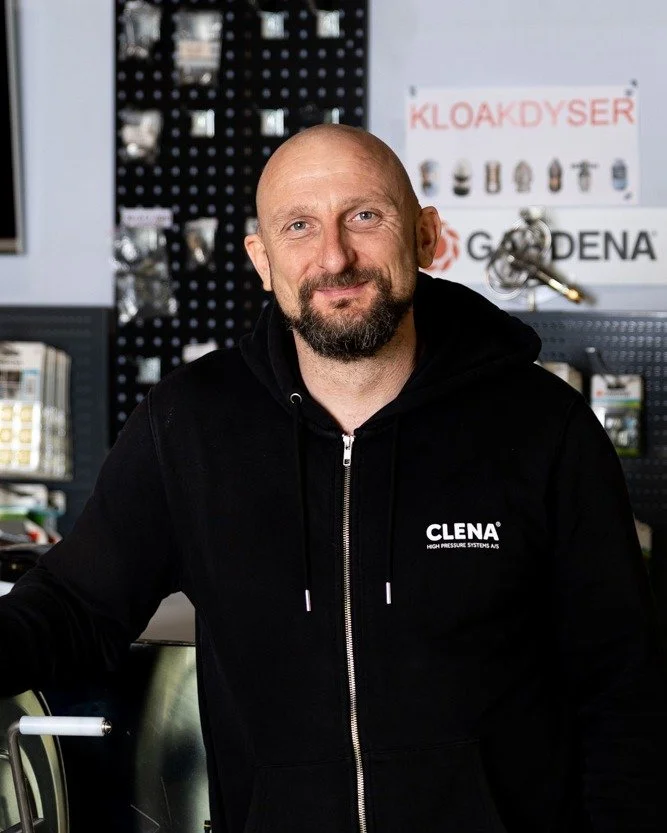 Inden juleferien var jeg forbi Clena for at tage nye medarbejderportr&aelig;tter til deres visuelle kommunikation.

N&aring;r virksomheder arbejder med teknik, l&oslash;sninger og r&aring;dgivning, er det ofte ydelserne, der fylder mest. Men for kund