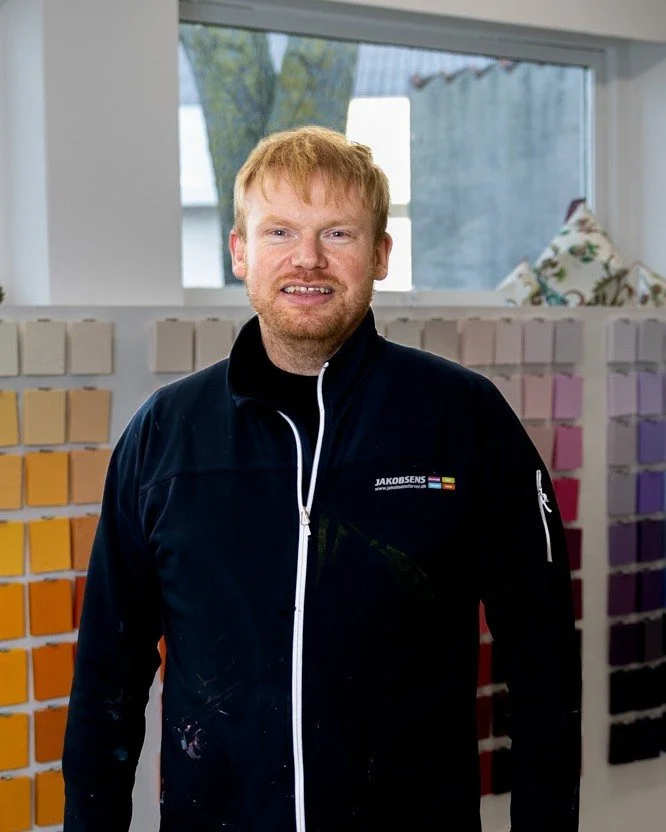 Inden juleferien var jeg forbi en lokal virksomhed p&aring; Fyn for at tage opdaterede medarbejderportr&aelig;tter i deres egne omgivelser.

For mange virksomheder &ndash; s&aelig;rligt h&aring;ndv&aelig;rk, industri og specialforretninger &ndash; er