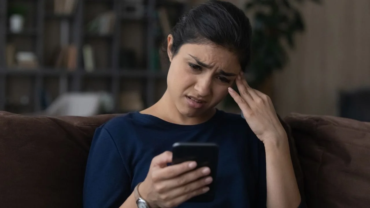 person looking at phone confused about radius global solutions call