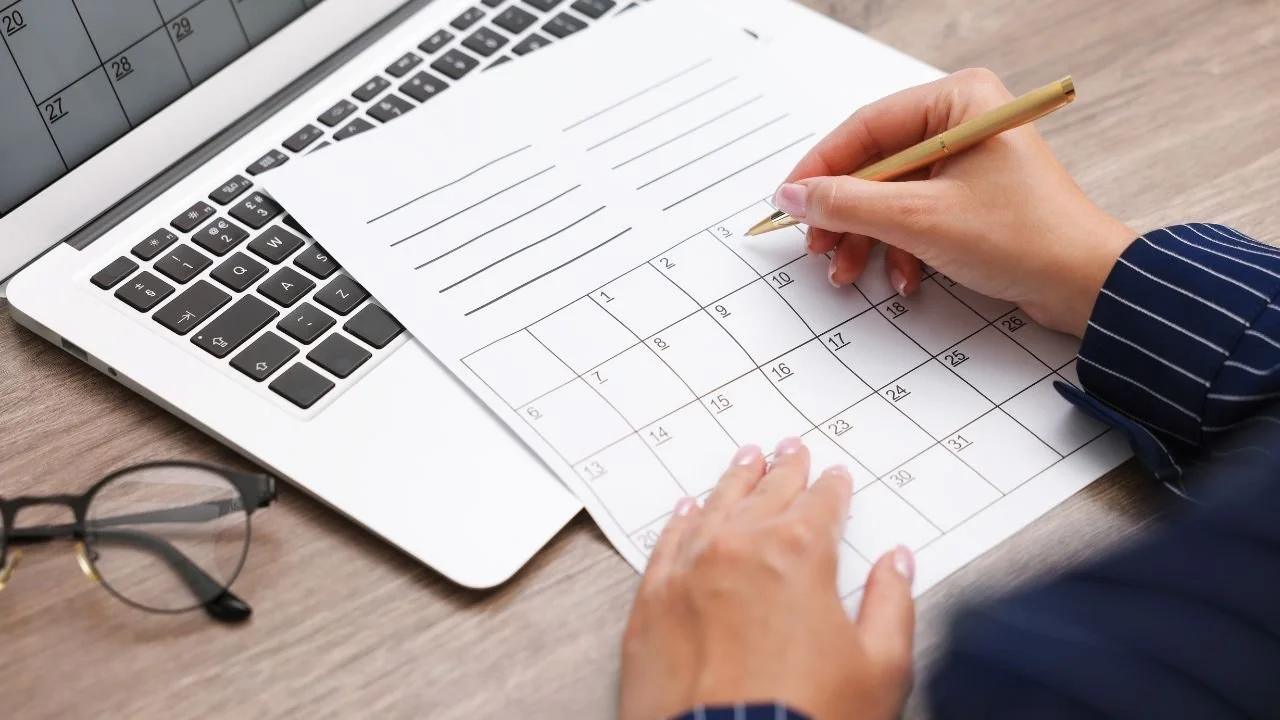 Calendar and laptop representing how long bankruptcy stays on a credit report.