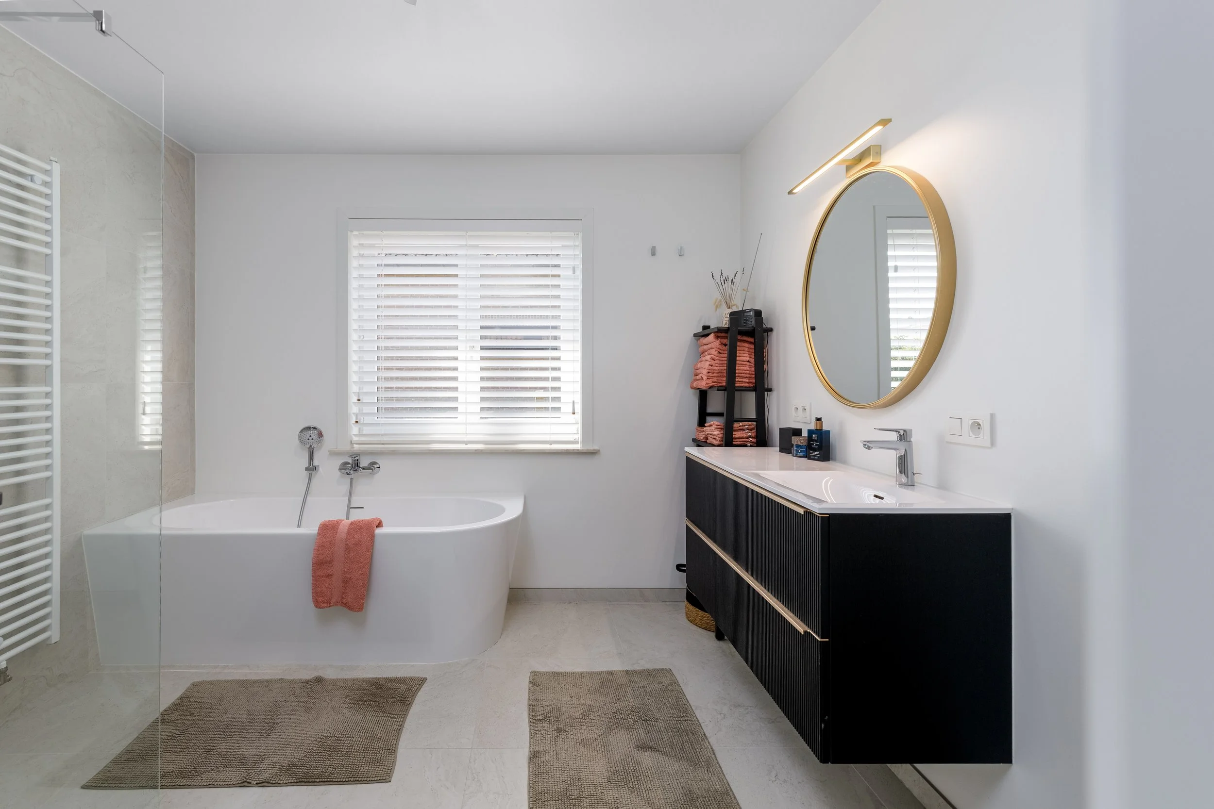 Huis, moderne badkamer.
Interieur- en vastgoedfotografie voor de presentatie van een woning.