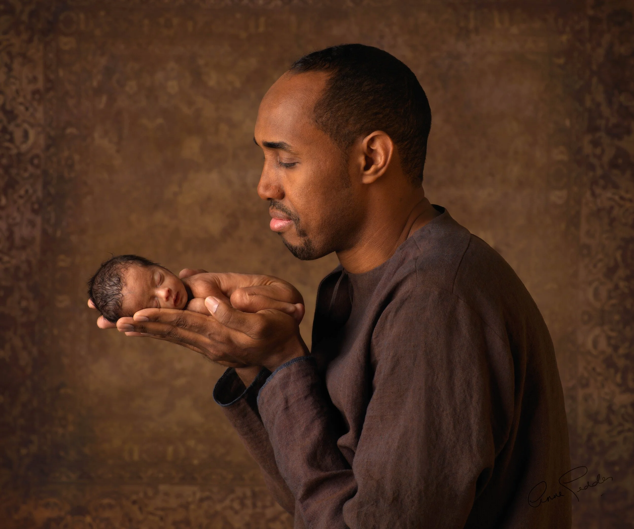 Yassin+Ismail+Mousa+Basketballer+holding+Mohammad+1+kg+-+3+weeks+old_12960(1).jpg