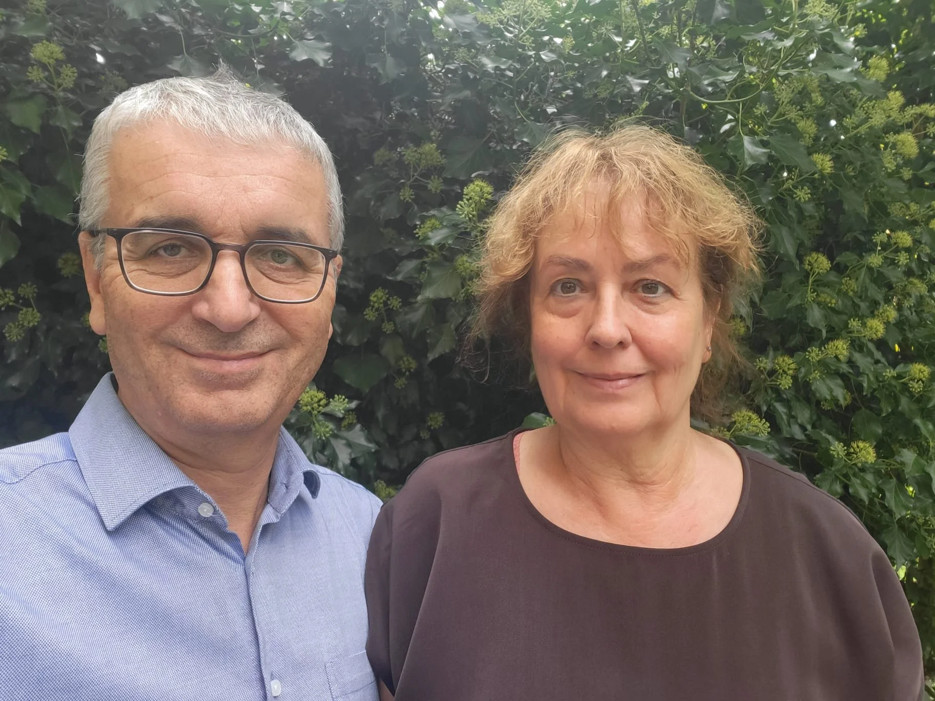 Ein Mann mit Brille und eine Frau