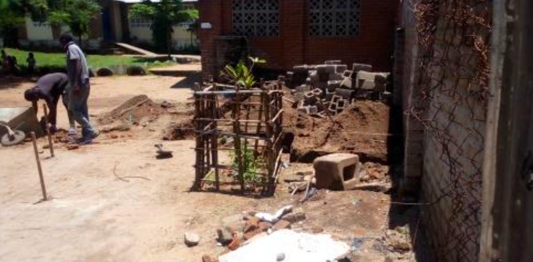 Zwei Männer arbeiten auf einer Baustelle