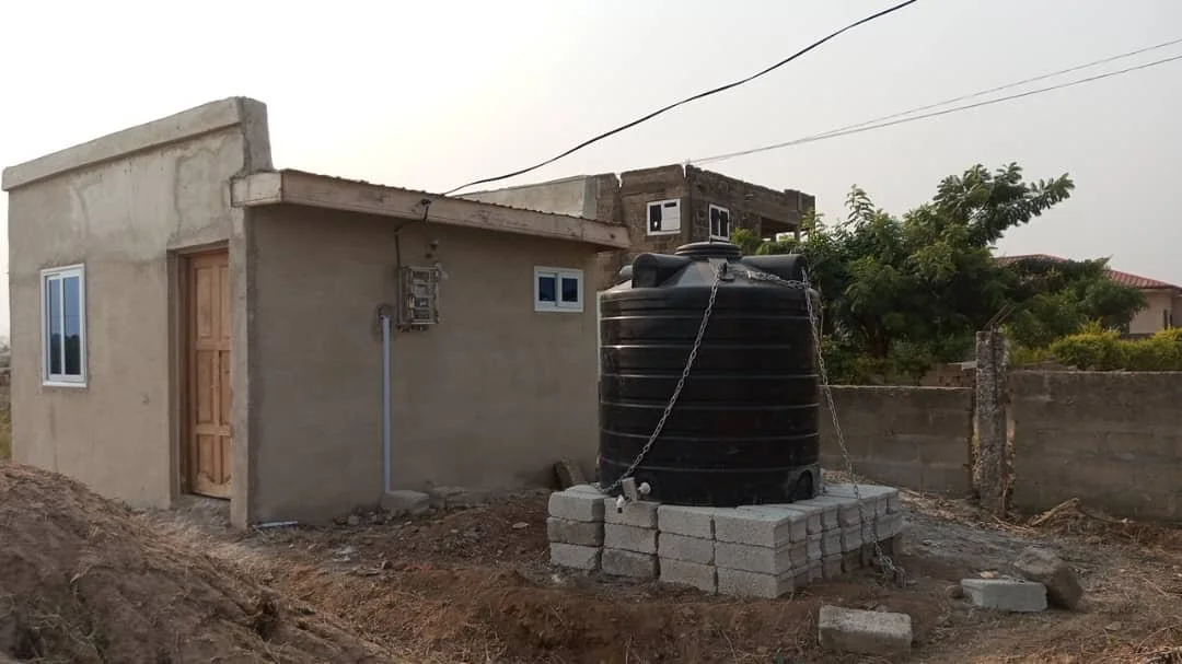 Security post und Wassertank auf der Baustelle in Kasoa, Ghana