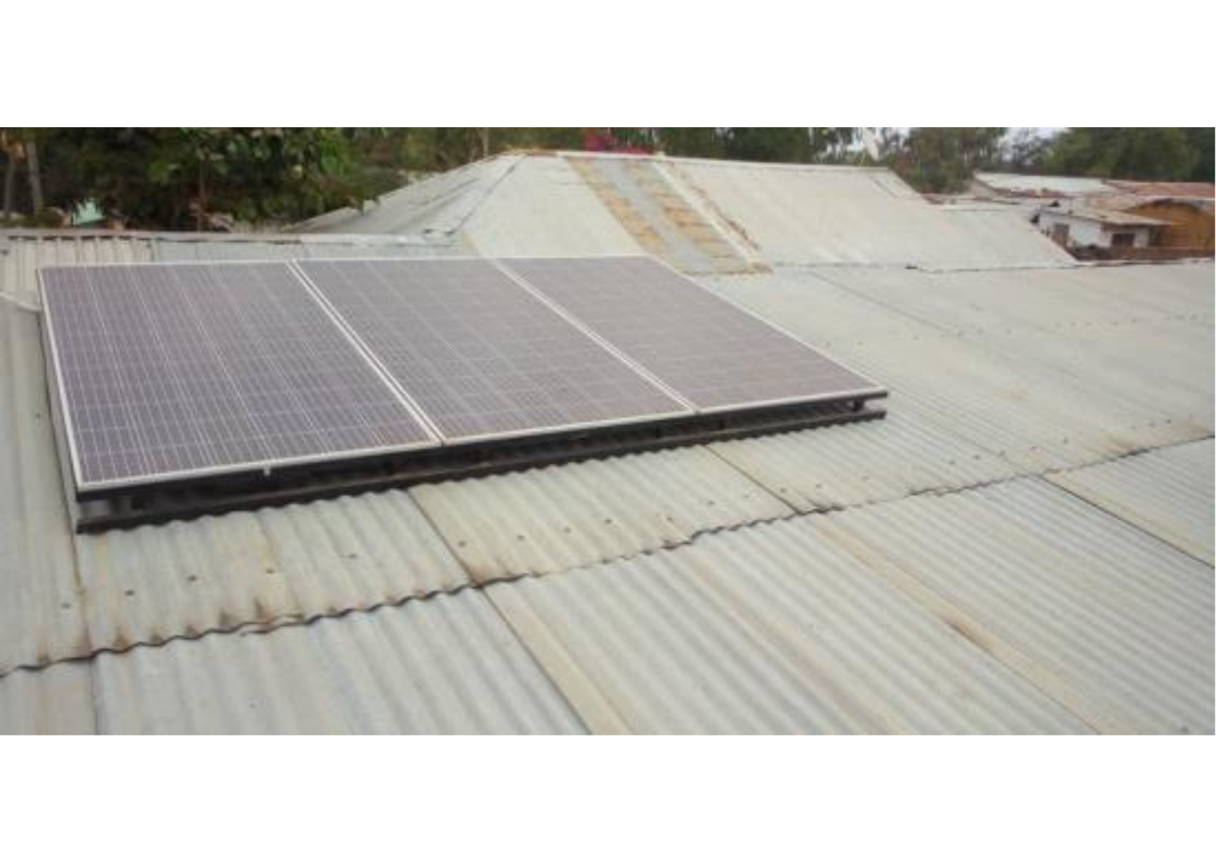 Bild einer Solaranlage auf einem Blechdach