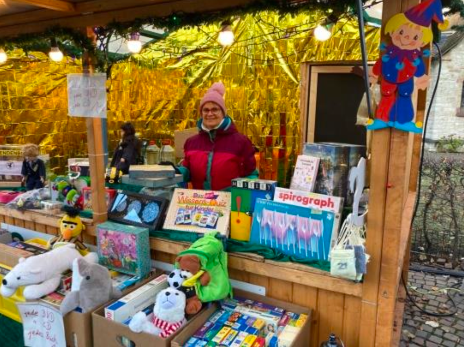 Eine Verkäuferin auf einem Weihnachtsmarktstand