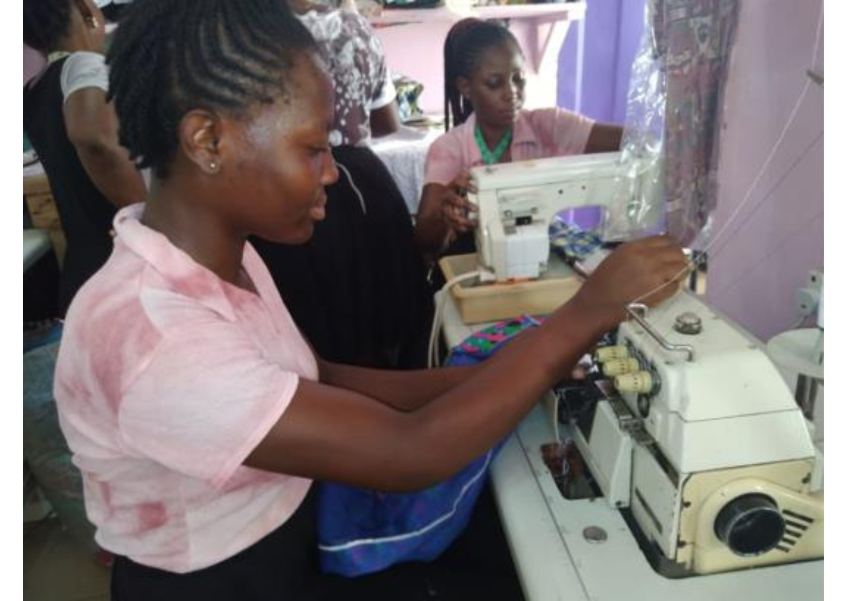 Zwei Näherinnen an der Nähmaschine