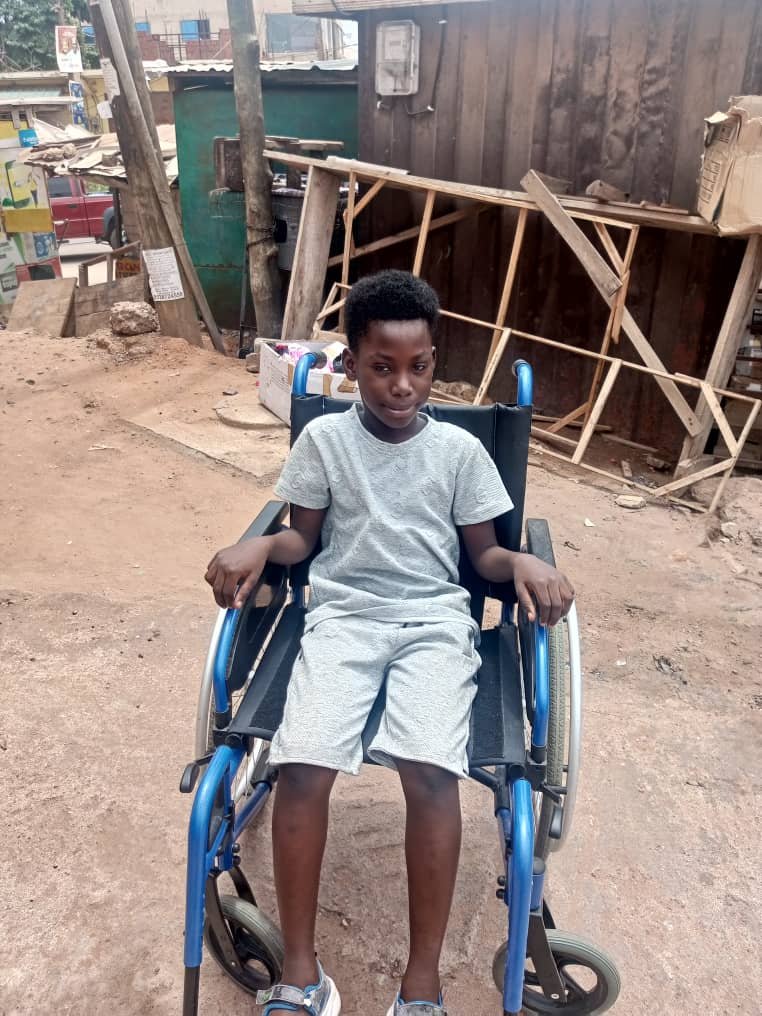 Junge in einem blauen Rollstuhl.