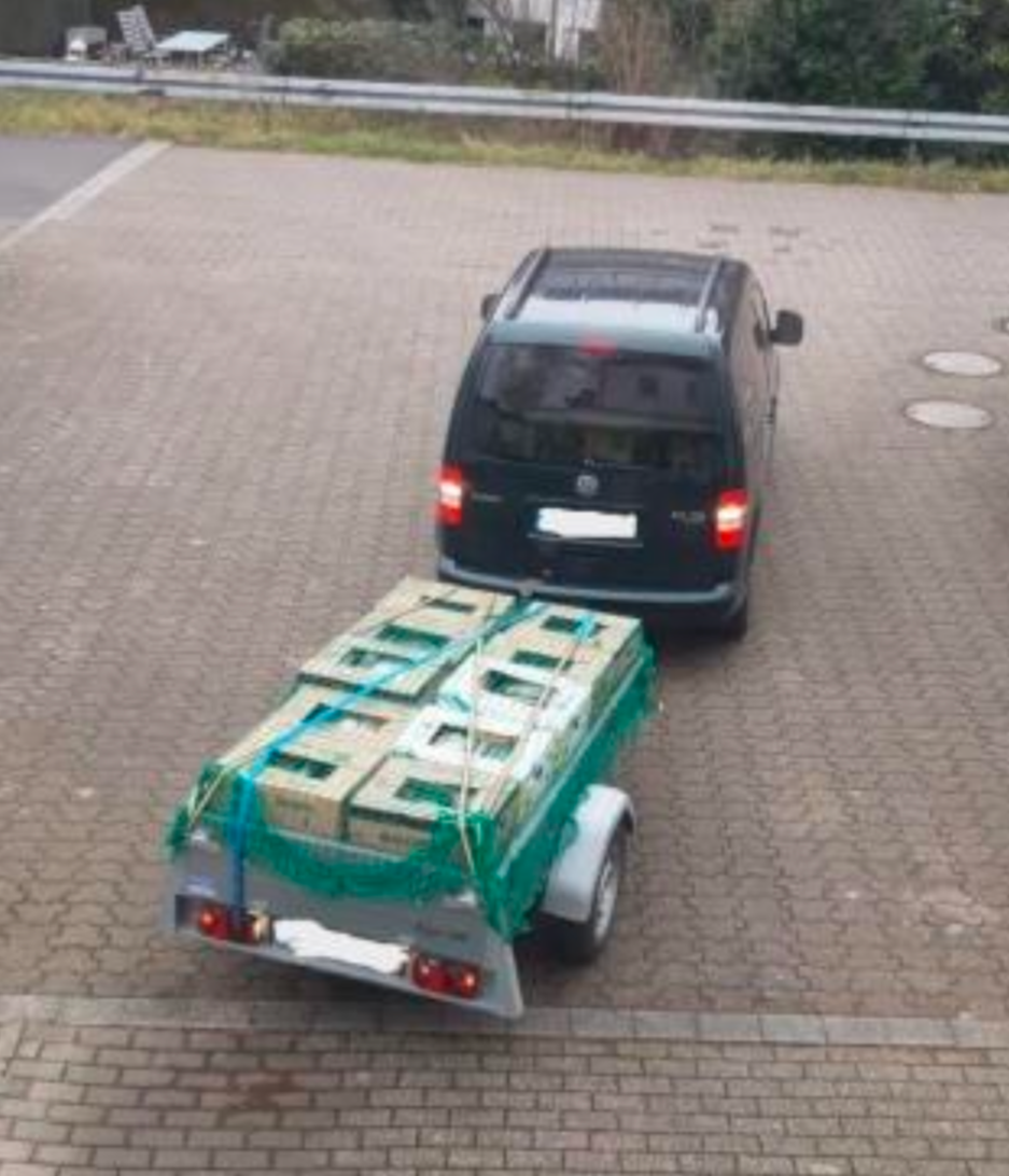 Schwarzer Transporter mit Anhänger