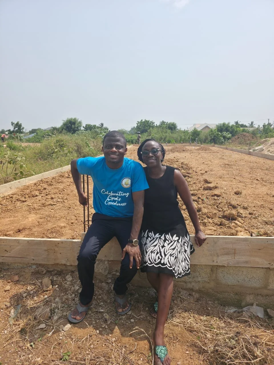 Carolina und Jerry Newton vor dem Fundament