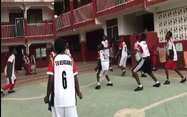 Jugendliche Jungen mit Trikots in einem Innenhof