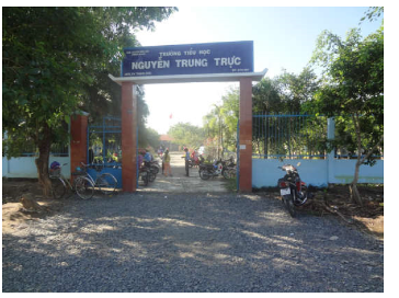 Tor am Eingang einer Schule. Mit vietnamesischer Aufschrift