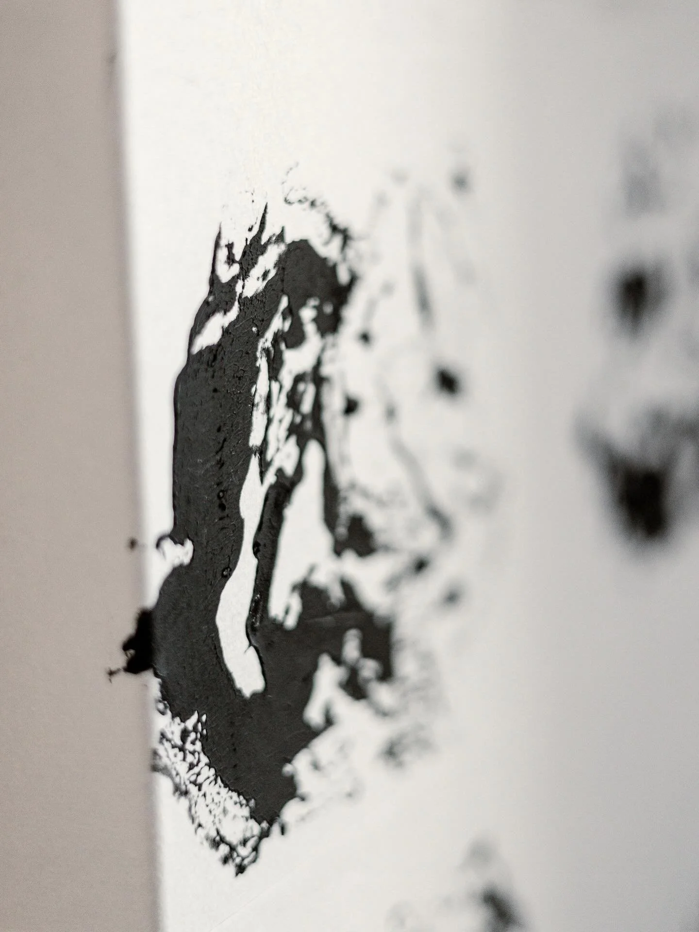 Details that wrap around each edge. #lplusvdesign #apnagharnoorfund