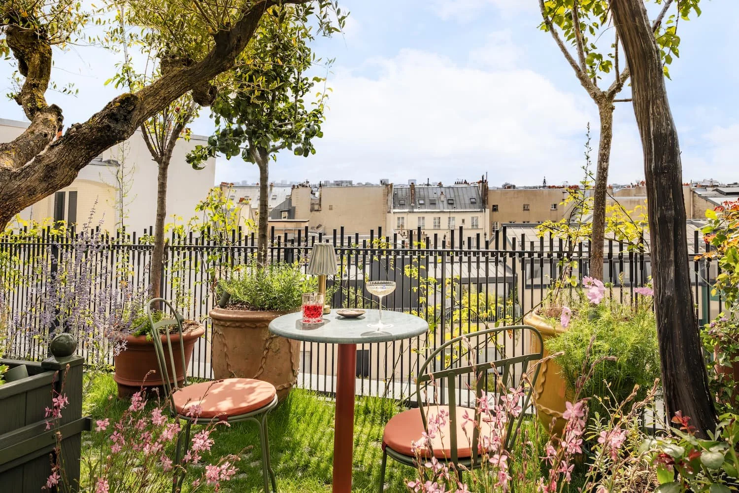 FAN_Bar Sur Le Toit_interieus_terrasse©Jerome Galland1.jpg
