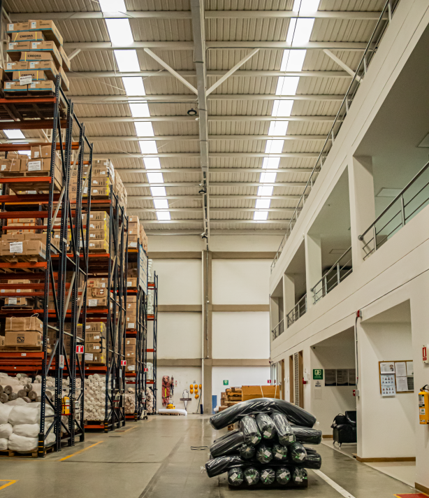 Microdenier y Polinylon: Bodega de oficinas y logistica, ubicada en Bogotá en el barrio Engativa, 2.900m² , finalizada en 16 meses.