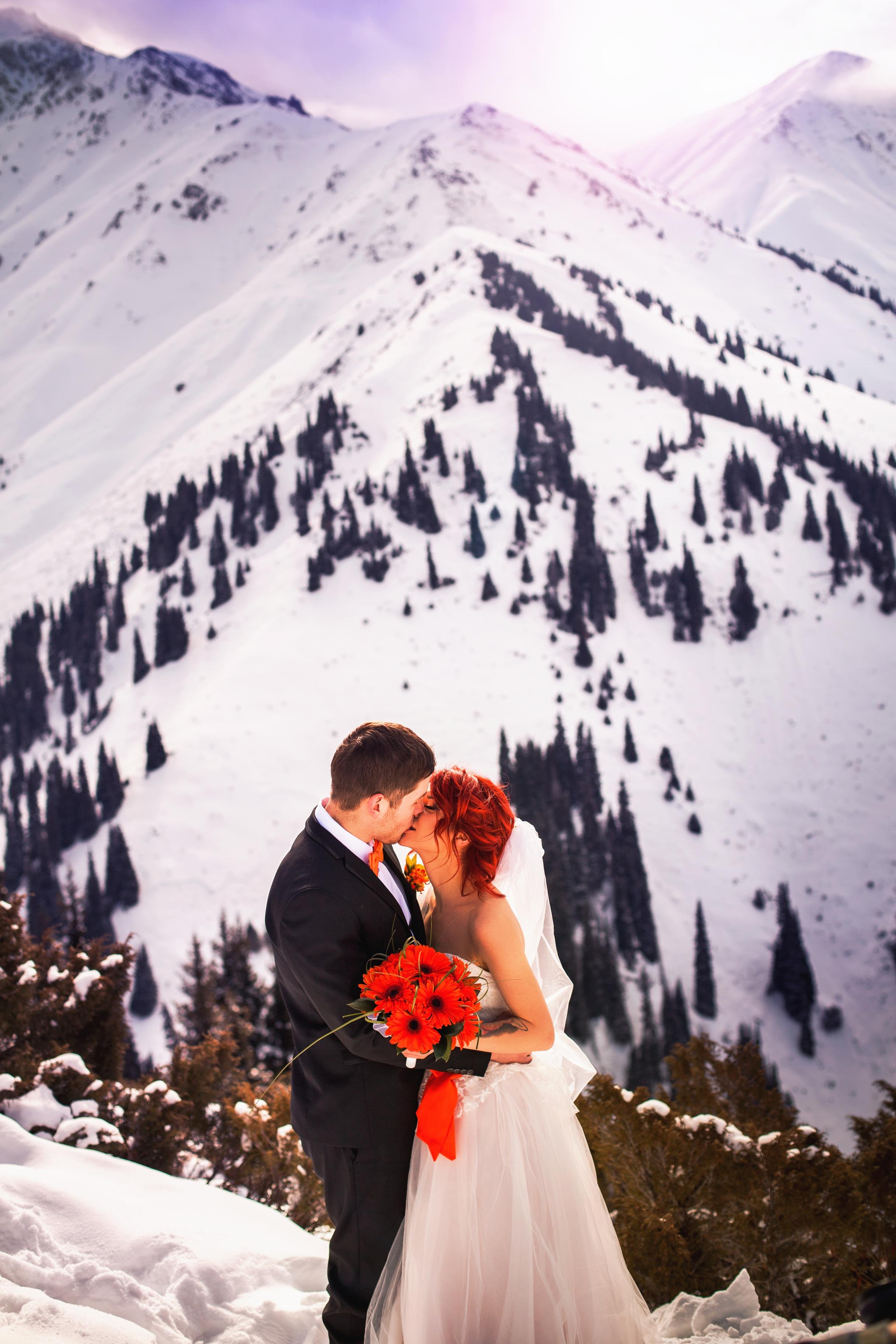 087709201-wedding-snowboarders-couple-ju.jpeg